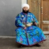 Amir Olimxon saroyida bir lavozim bo‘lib, faqat ushbu lavozimdagi kishi xonga orqa qilib o‘tirolgan. U — kim?