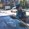 Ҳайдовчи машина жарима майдончасига жойланишидан норози бўлди ва унинг устига чиқиб олди