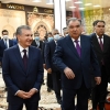 Шавкат Мирзиёев ва Эмомали Раҳмон «Қайроққум гиламлари» корхонасини бориб кўрди