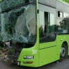 Автобуснинг дарахтга урилиши акс этган видео эълон қилинди (видео)