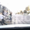 Samarqandda niqobli shaxs tramvaydagilarning yuziga suyuqlik sepib qochdi (video)