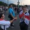 Беларуслик йигит Минскдаги норозилик намойишлари вақтида севган қизининг қўлини сўради (видео)