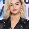 Selena Gomes yangi uslubi bilan muxlislarini hayratga soldi