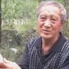 Ikki oyog’idan ayrilgan erkak 17 yildan buyon tog’da daraxt ekish bilan shug’ullanmoqda