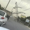 Toshkentda kuchli shamol natijasida elektr uzatish ustuni qulab tushdi (video)