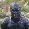Мазутли бассейнга сакраган эркак (Видео)