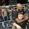 UFC чемпиони Жон Жонс ўз мухлисини бўғиб қўйди (видео)