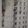 Rossiyalik erkak uyi balkoniga chiqib, 2 bolani yong‘indan qutqardi (video)