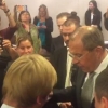 Lavrov Kerri bilan muzokaralarning 15-soatida jurnalistlarni pissa bilan mehmon qildi