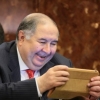 Миллиардер Алишер Усмонов медиабозорни тарк этадими?