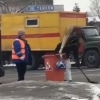 Ko’cha supuruvchi ayolga ko’mak bergan yo’lovchi yigit internetning yulduziga aylandi