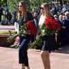 Гулнора Каримованинг қизи холаси билан Ислом Каримов ҳайкали пойига гул қўйди