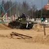 Sankt-Peterburgdagi festivalda tank ikki kishini bosib ketdi (video)