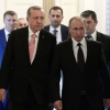 Rossiya va Turkiya delegasiyalari tushligi vaqtida Putin va Erdo‘g‘anning tasviri tushirilgan antiqa likopchalar payqaldi