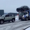 Muzlagan tepalikka 40 tonnali furani tortib chiqayotgan yangi Land Rover Defender