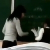 Fargʻonada muallima oʻquvchi qizning boshiga turtib, tushuntirmoqda (video)