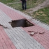 Rossiyada ayol bolasi bilan er ostidagi qaynoq suvga tushib ketdi