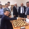 FIDE prezidenti o‘zbekistonlik 7 yoshli shaxmatchi qiz bilan durang o‘ynadi (foto)