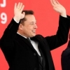 Ilon Mask Xitoyda Tesla zavodi ochilishida raqsga tushib ketdi (video)
