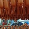 Olimlar kolbasa va sosiskalarning xavfidan ogohlantiradi