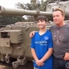 Арнольд Шварценеггер касалманд ўсмирни ўз танкида сайр қилдирди