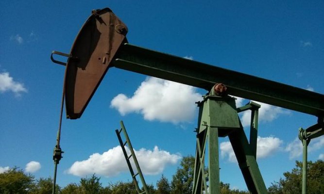 Bloomberg: neft narxi 22,5 dollarga etsa, Rossiya iqtisodiyoti qulaydi