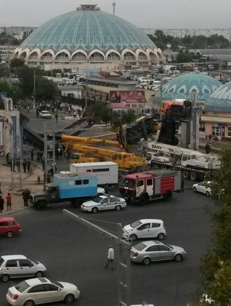 Тошкентдаги Чорсу бозори яқинида икки автокран ағдарилиб кетди