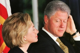 Amerikalik siyosatchi o‘z kitobida Klinton oilasidagi zo‘ravonlik haqida yozdi