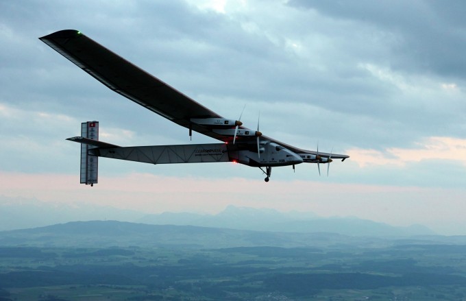 Қуёш батареяларида ҳаракатланувчи Solar Impulse 2 самолёти Ҳиндистонга эсон-омон қўнди
