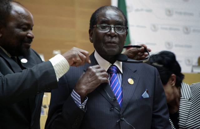 Дунёдаги энг кекса давлат раҳбари саналадиган Зимбабве президентининг маоши 12 минг доллар экани маълум бўлди
