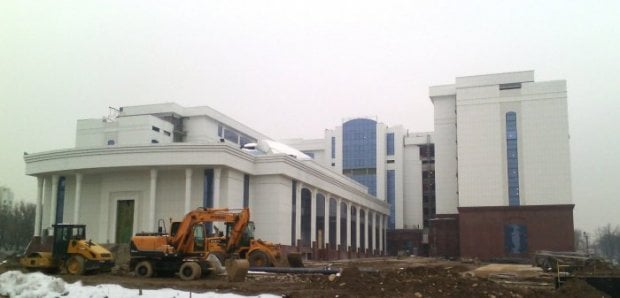 Тошкентнинг марказида қад ростлаётган Hyatt Regency меҳмонхонасида қурилиш ишлари поёнига етмоқда