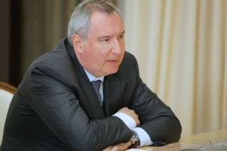 Rogozin Putin huzuridagi yig‘ilishda bo‘yinbog‘ bilan yuz bergan holatga izoh berdi