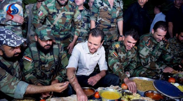 Башар Асад фронт чизиғидаги ҳарбийлар билан бирга ифторлик қилгани видеоси тарқалди