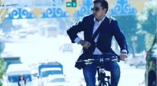 Chimkent rahbari ishga velosipedda bormoqda