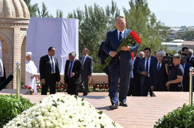 Qozog‘iston prezidenti Islom Karimov qabriga gul qo‘yib, Tatyana Karimovaga hamdardlik bildirdi