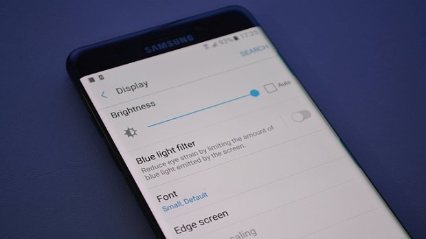 Android 7.0 версиясига янгиланган Samsung Galaxy S7 ва S7 Edge’да кўк нур фильтри пайдо бўлади