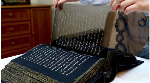 1.5 litr oltin, kumush bilan 50 metr ipakka tushirilgan Qur’on kitobi