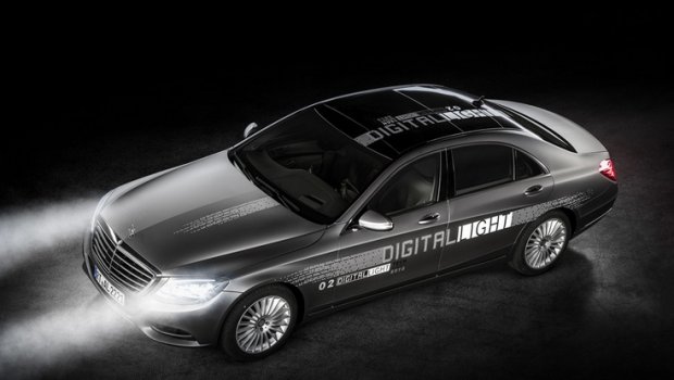 Mercedes-Benz йўлда шакллар ҳосил қиладиган Digital-Light оптикасини намойиш қилди