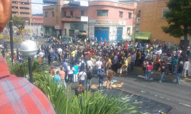 Venesuela aholisi naqd pul etishmayotganiga qarshi norozilik bildirmoqda