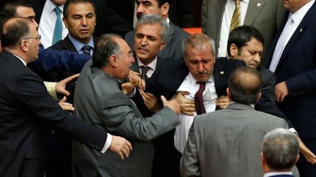 Туркия парламенти депутатлари мажлисда муштлашишди