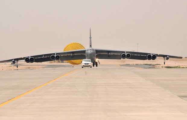 AQShda B-52 bombardimonchi samolyotining dvigateli uzilib tushdi
