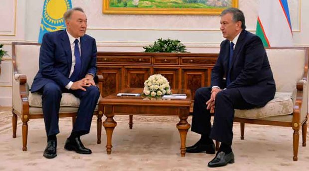 Shavkat Mirziyoyev Nazarboyevni siyosiy islohotlar sari etakladi