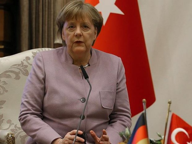 Merkel Anqarada turk muxolifati vakillari bilan uchrashdi