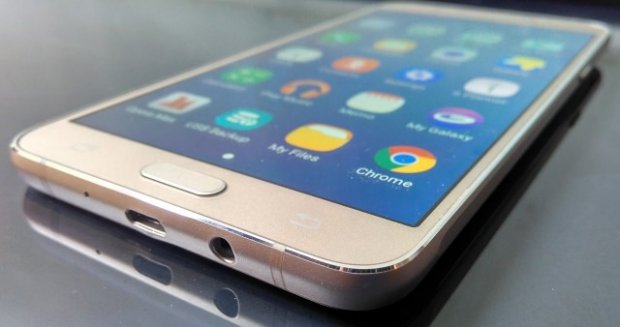 Янги Samsung Galaxy J7 моделига Full HD экран ўрнатилмайди