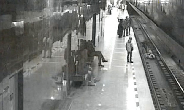 ​Ekaterinburgda metro relsiga yiqilgan bolani begona erkak qutqardi (Video)