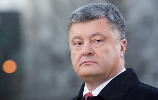 Порошенко: Путин Украинани рус рангларига бўямоқчи