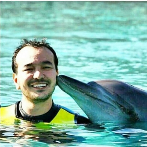 Ozodbek Nazarbekov dubaylik mashhur delfin bilan suratga tushdi