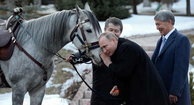 Atambaev Putinga arg‘umoq sovg‘a qildi (Foto)