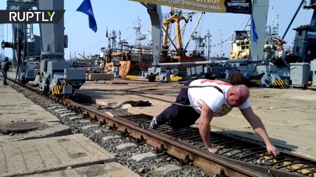 Россиялик полвон 312 тонналик порт кранини жойидан силжитди