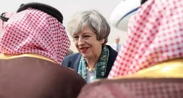 Буюк Британия бош вазири Саудия Арабистонига ташрифи чоғида рўмол ўрашдан бош тортди